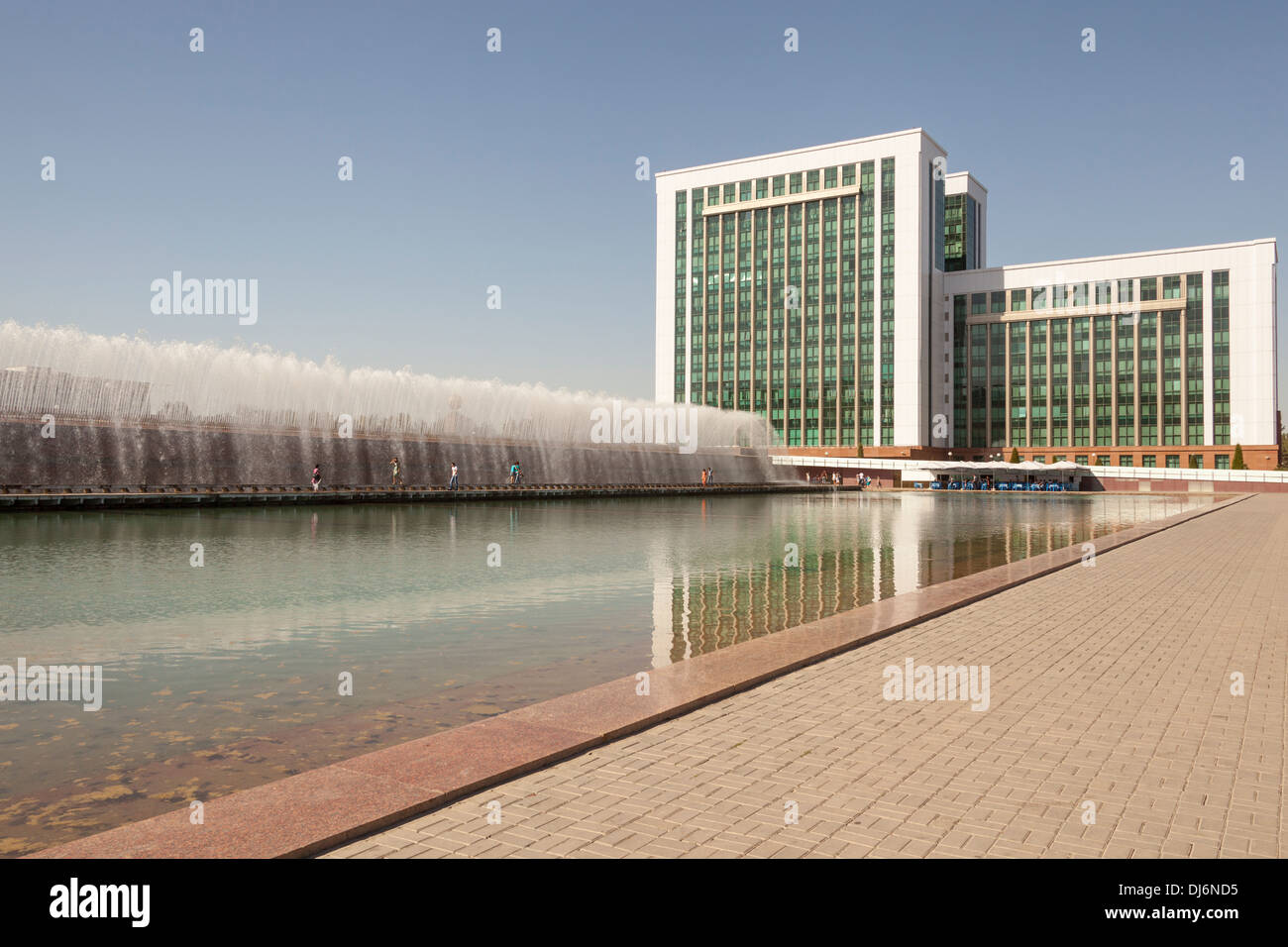 Wasser-Brunnen und Finanzministerium, Moliya Vazirligi, Independence Square, Mustakillik Maydoni, Taschkent, Usbekistan Stockfoto