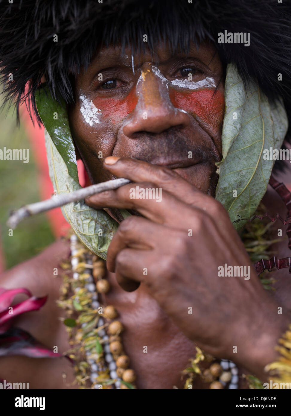 Tribal Mann Rauchen Hand gerollte Zigarette - Goroka Show, Papua-Neu-Guinea Stockfoto
