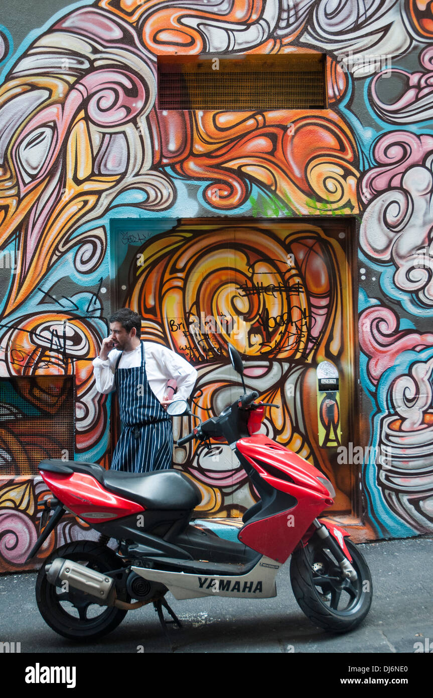 Umgeben von street-Art, nimmt ein Koch von Movida Restaurant sich eine Auszeit in Hosier Lane, Melbourne Stockfoto