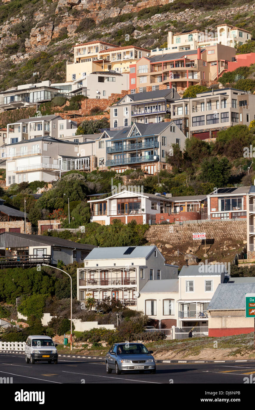 Südafrika. Häuser mit Blick auf Glencairn Beach, südlich von Kapstadt. Stockfoto