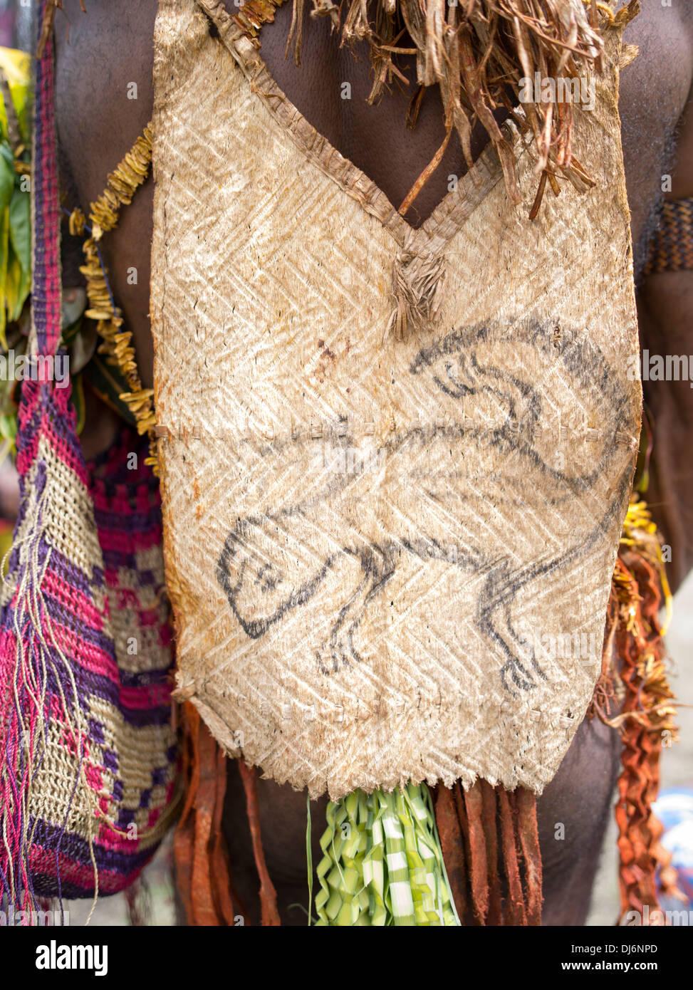 Bilum Tasche verziert mit Lizard Design getragen von Frau am Goroka Show Singsing Kulturfestival Papua New Guinea Stockfoto