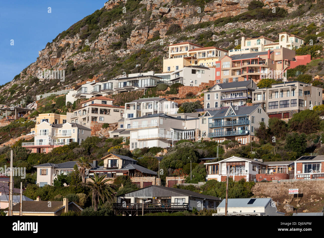 Südafrika. Häuser mit Blick auf Glencairn Beach, südlich von Kapstadt. Stockfoto