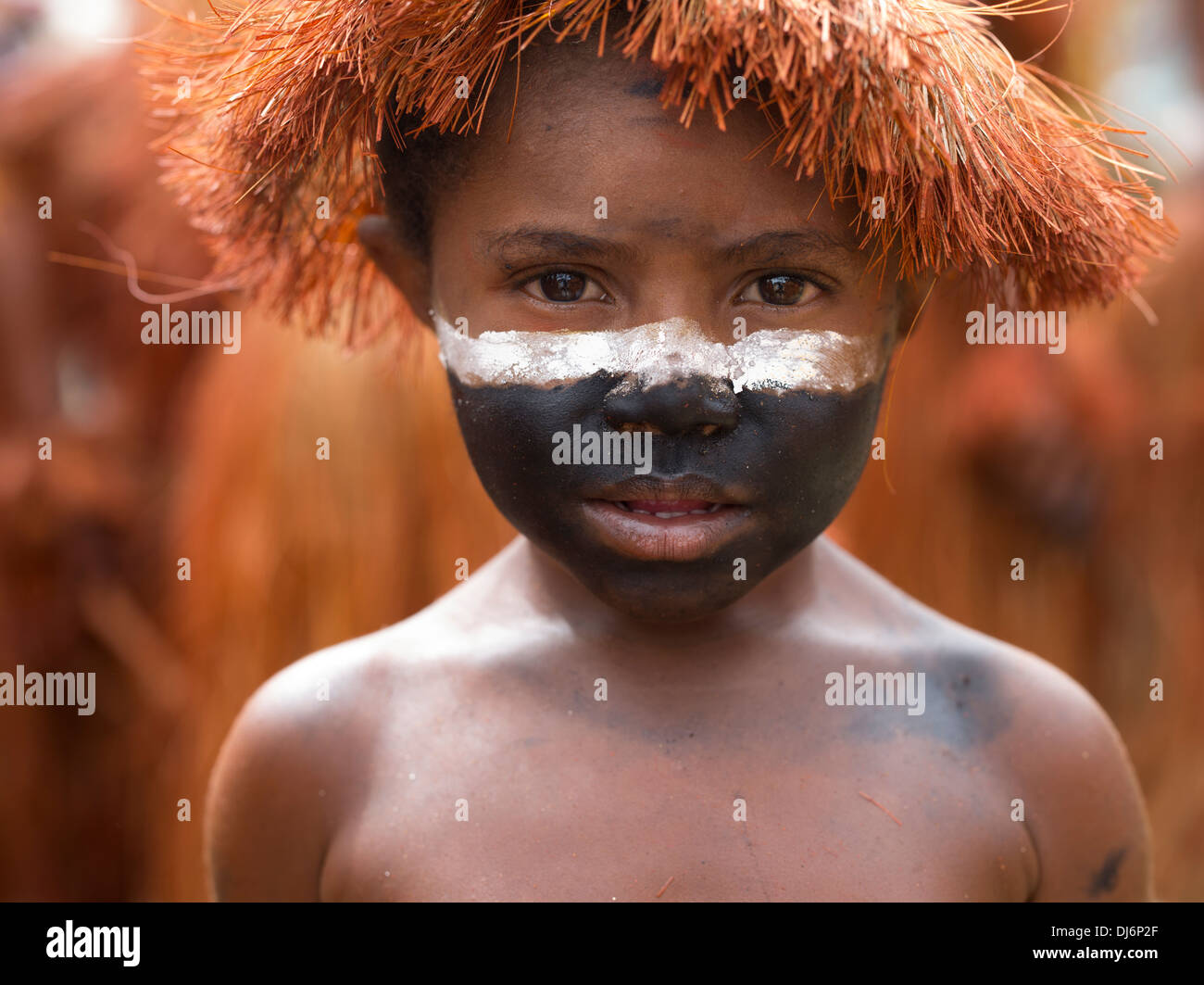 Junges Kind worden Singsing Fraktion, Goroka Bezirk Eastern Highlands Province - Goroka Show, Papua New Guinea Stockfoto