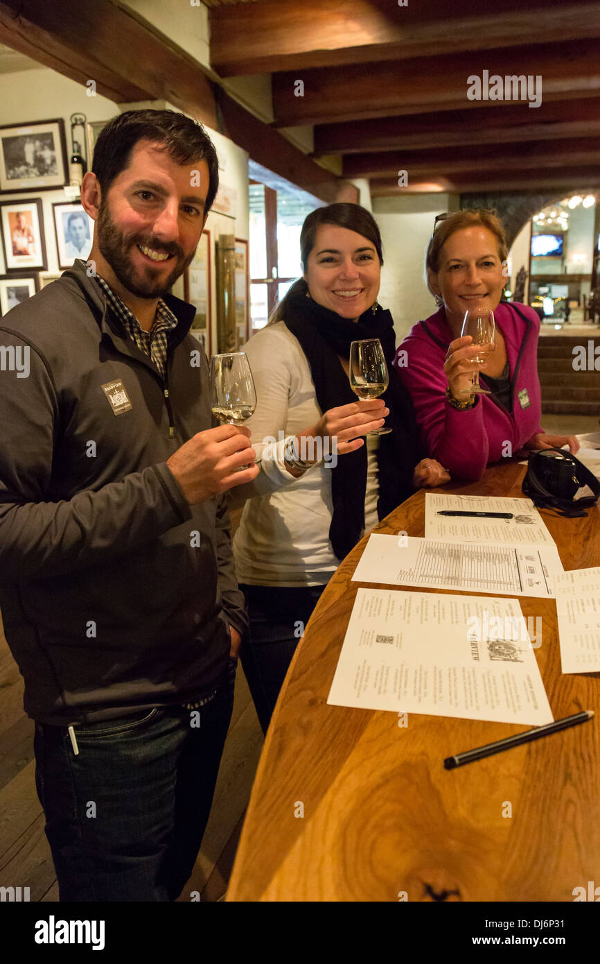 Südafrika, Paarl Gegend, in der Nähe von Kapstadt. Touristen genießen eine Weinprobe in Fairview Winery. MR. Stockfoto