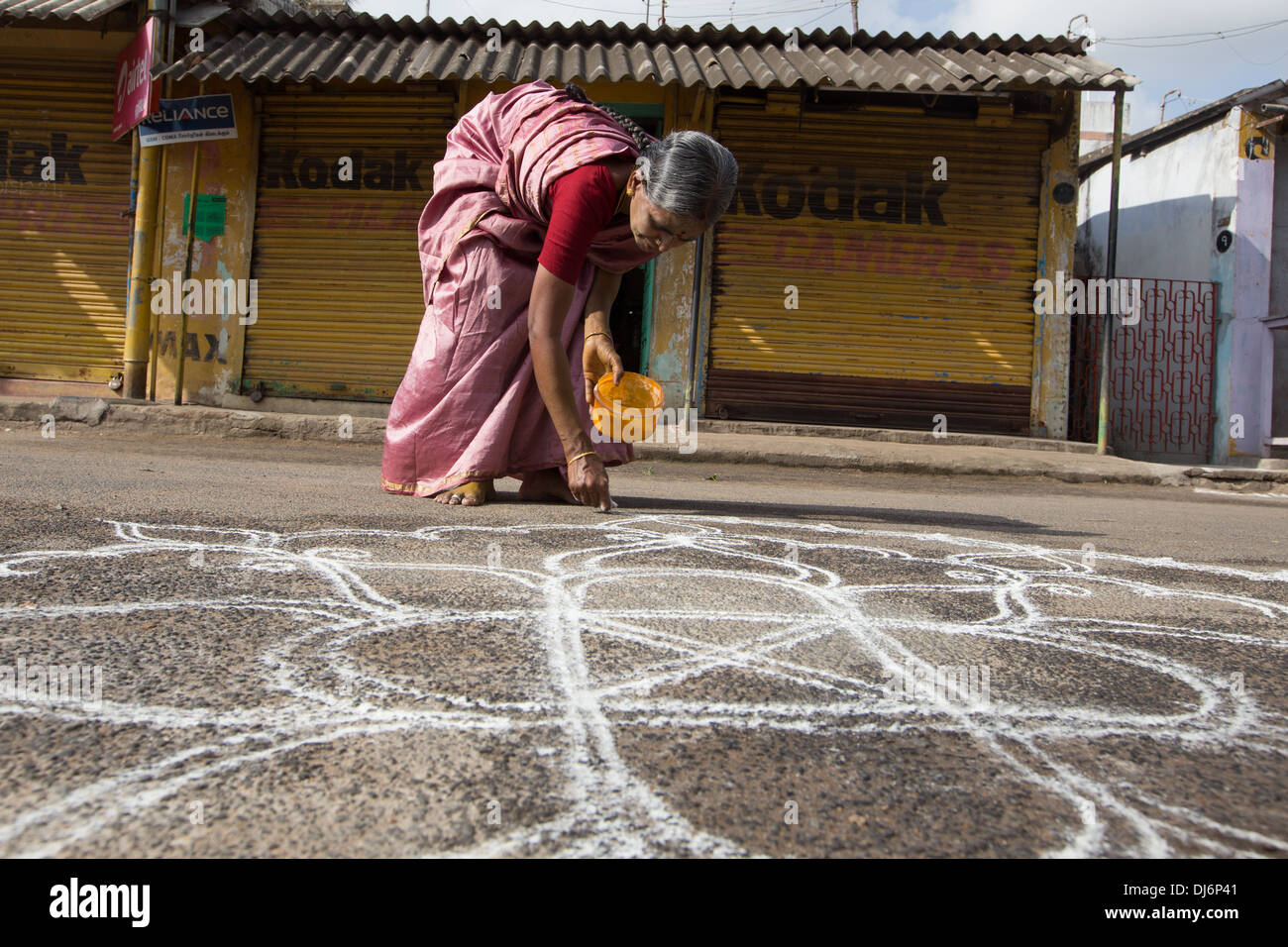 Frau zeichnen Hindu Kolam Treshold Zeichen, Mahabalipuram oder Mamallapuram, Tamil Nadu, Indien Stockfoto