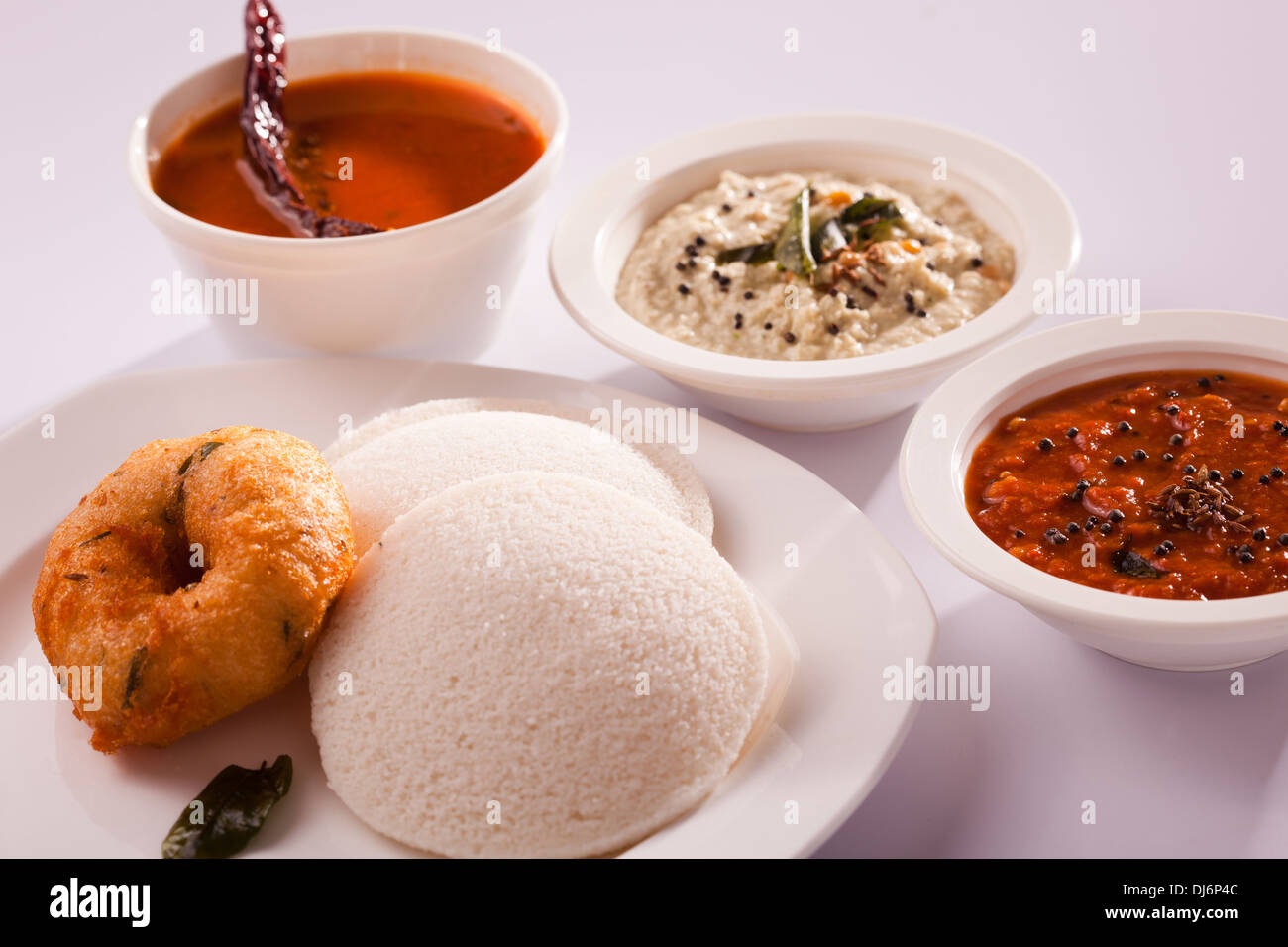 Idli Vada ist eine südindische Frühstücksgericht mit Kokos-Chutney und Sambar serviert Stockfoto