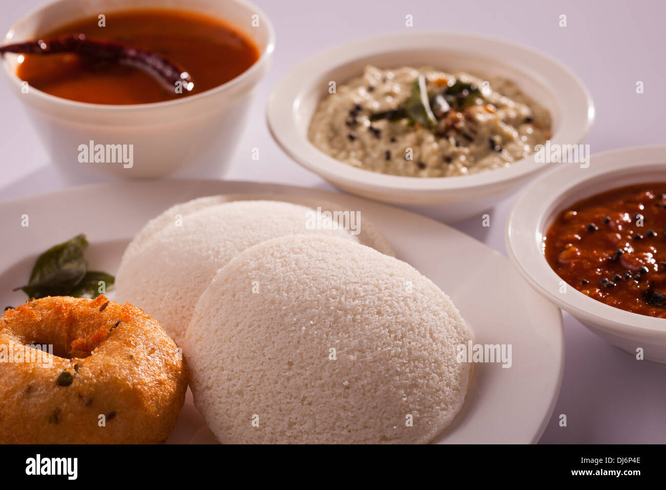 Idli Vada ist eine südindische Frühstücksgericht mit Kokos-Chutney und Sambar serviert Stockfoto Idli Vada ist eine südindische Frühstücksgericht mit Kokos-Chutney und Sambar serviert Stockfoto
