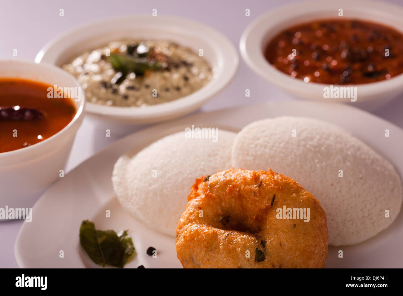 Idli Vada ist eine südindische Frühstücksgericht mit Kokos-Chutney und Sambar serviert Stockfoto Idli Vada ist eine südindische Frühstücksgericht mit Kokos-Chutney und Sambar serviert Stockfoto
