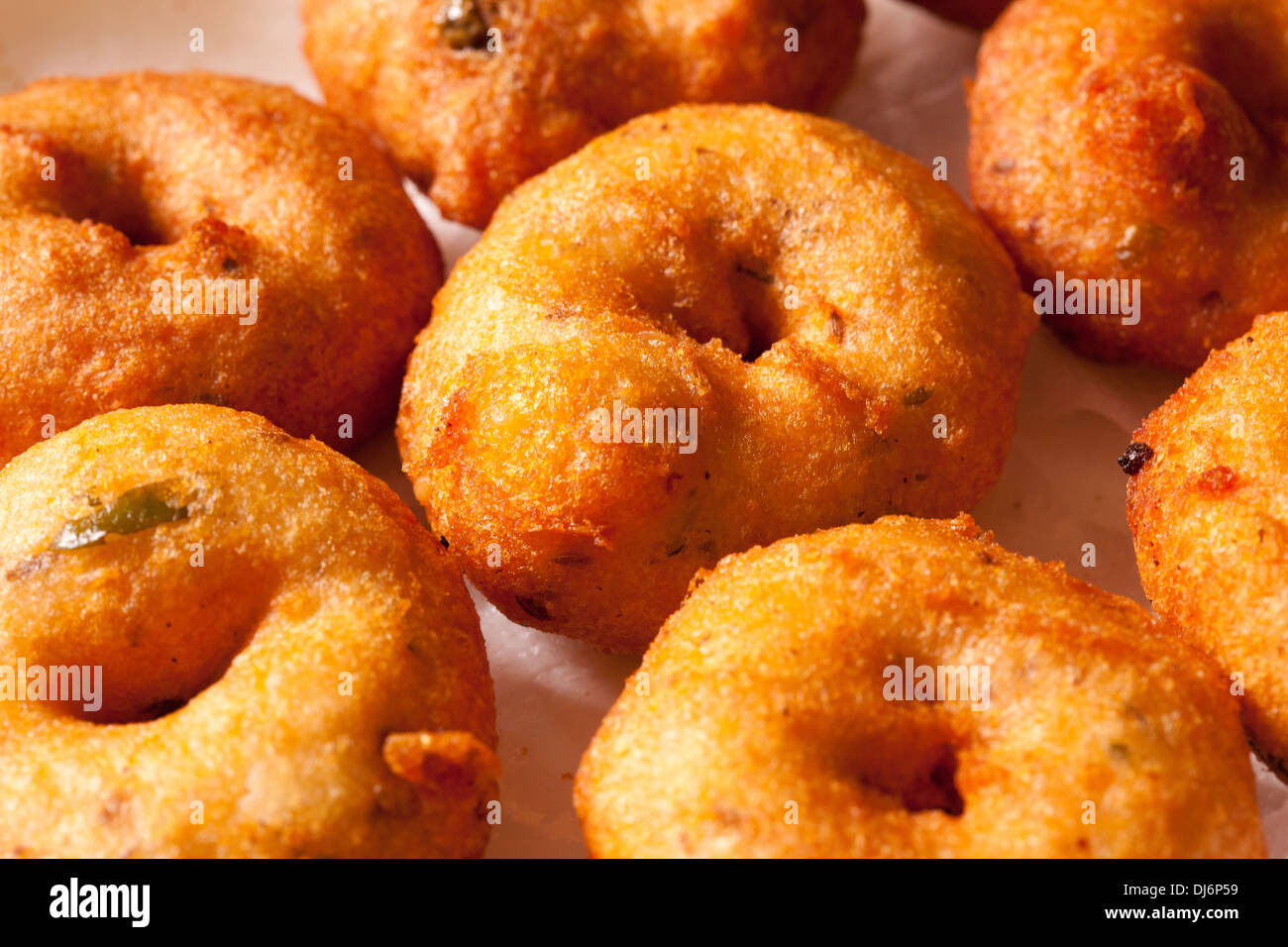 Vada ist eine südindische snack geformt wie ein Donut und dal, Linsen oder Kartoffeln aus. Stockfoto Vada ist eine südindische snack geformt wie ein Donut und dal, Linsen oder Kartoffeln aus. Stockfoto