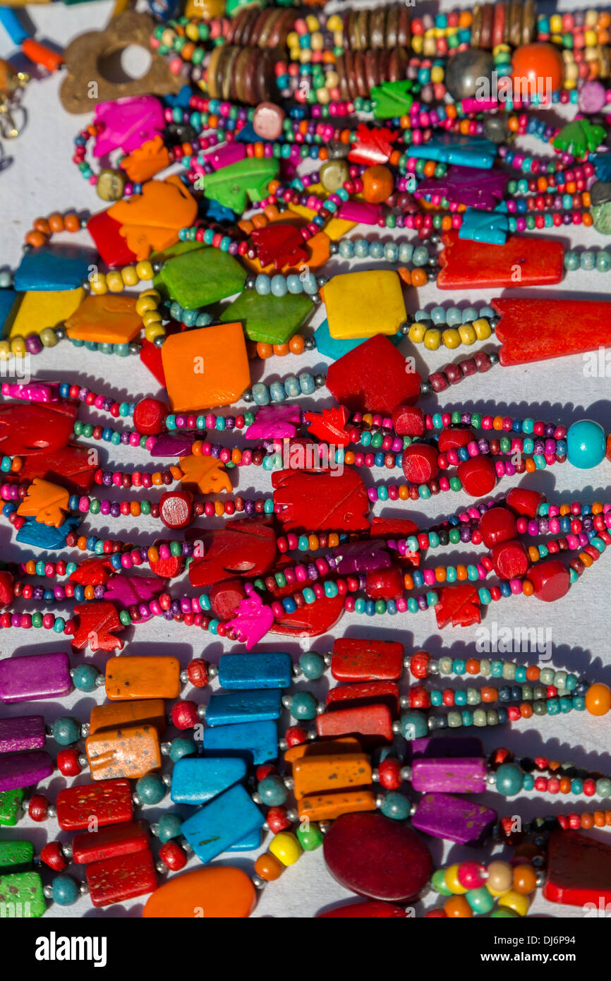 Südafrika, Franschhoek. Afrikanische Perlenketten zum Verkauf. Stockfoto