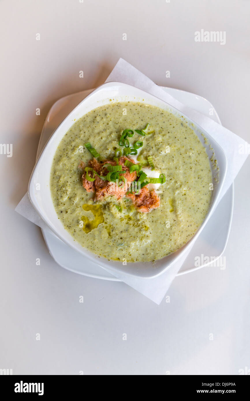 Südafrika, Franschhoek. Brokkoli-Pilz-Suppe mit Lachs und Sahne. Stockfoto