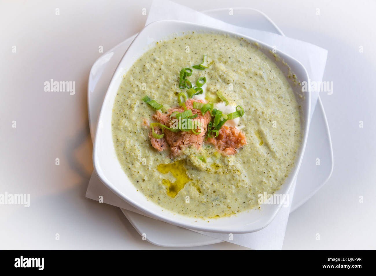 Südafrika, Franschhoek. Brokkoli-Pilz-Suppe mit Lachs und Sahne. Stockfoto
