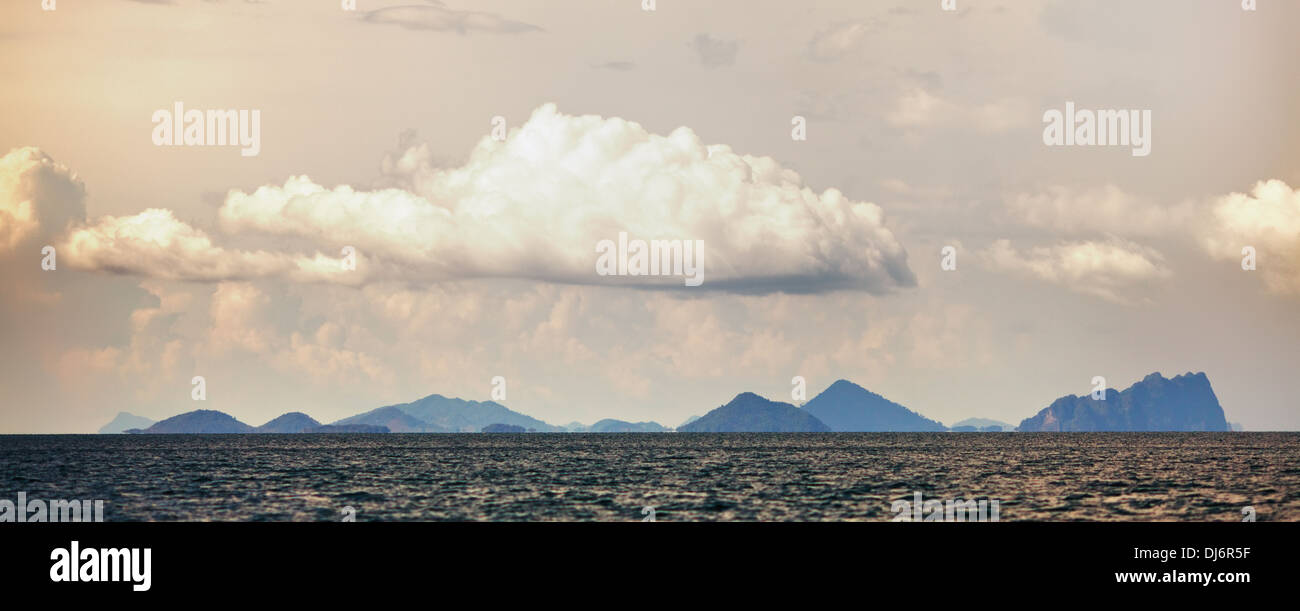 dramatische Landschaft mit Meer und stürmischen Wolken, Thailand Stockfoto
