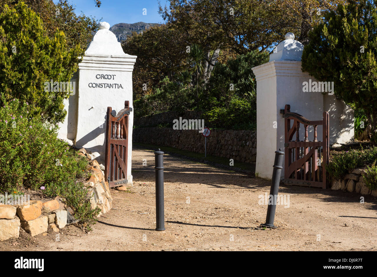 Südafrika. Altes Eingangstor zum Groot Constantia, älteste Weingut in Südafrika, gründete 1685. Stockfoto