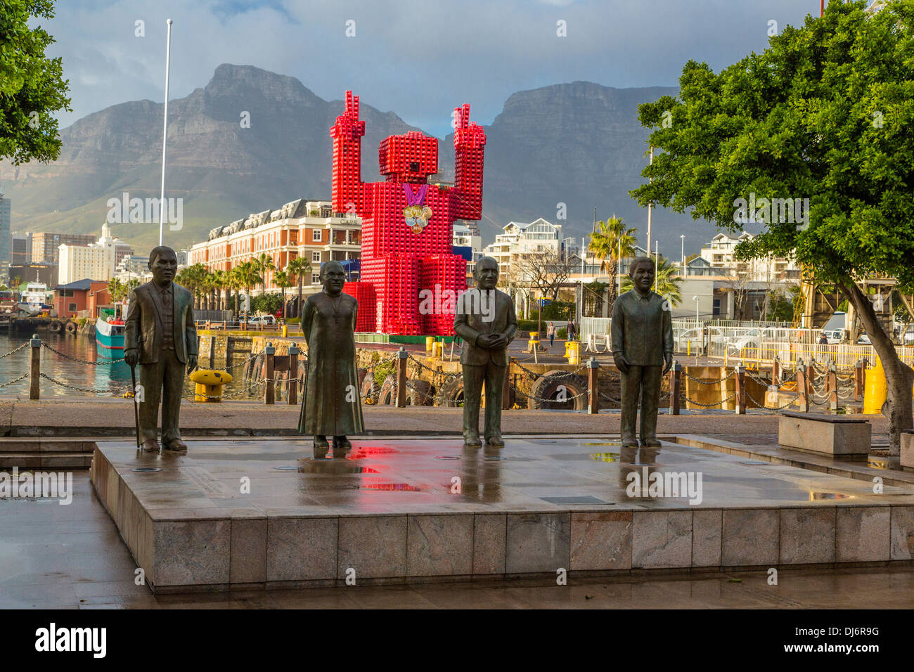 Südafrika, Cape Town. Nobel Square Statuen von Albert Luthuli, Desmond Tutu, FW de Klerk und Nelson Mandela. Stockfoto