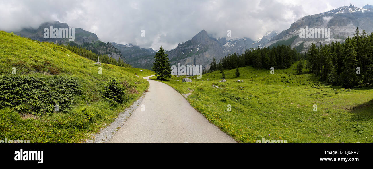 Landstraße in den Alpen Stockfoto