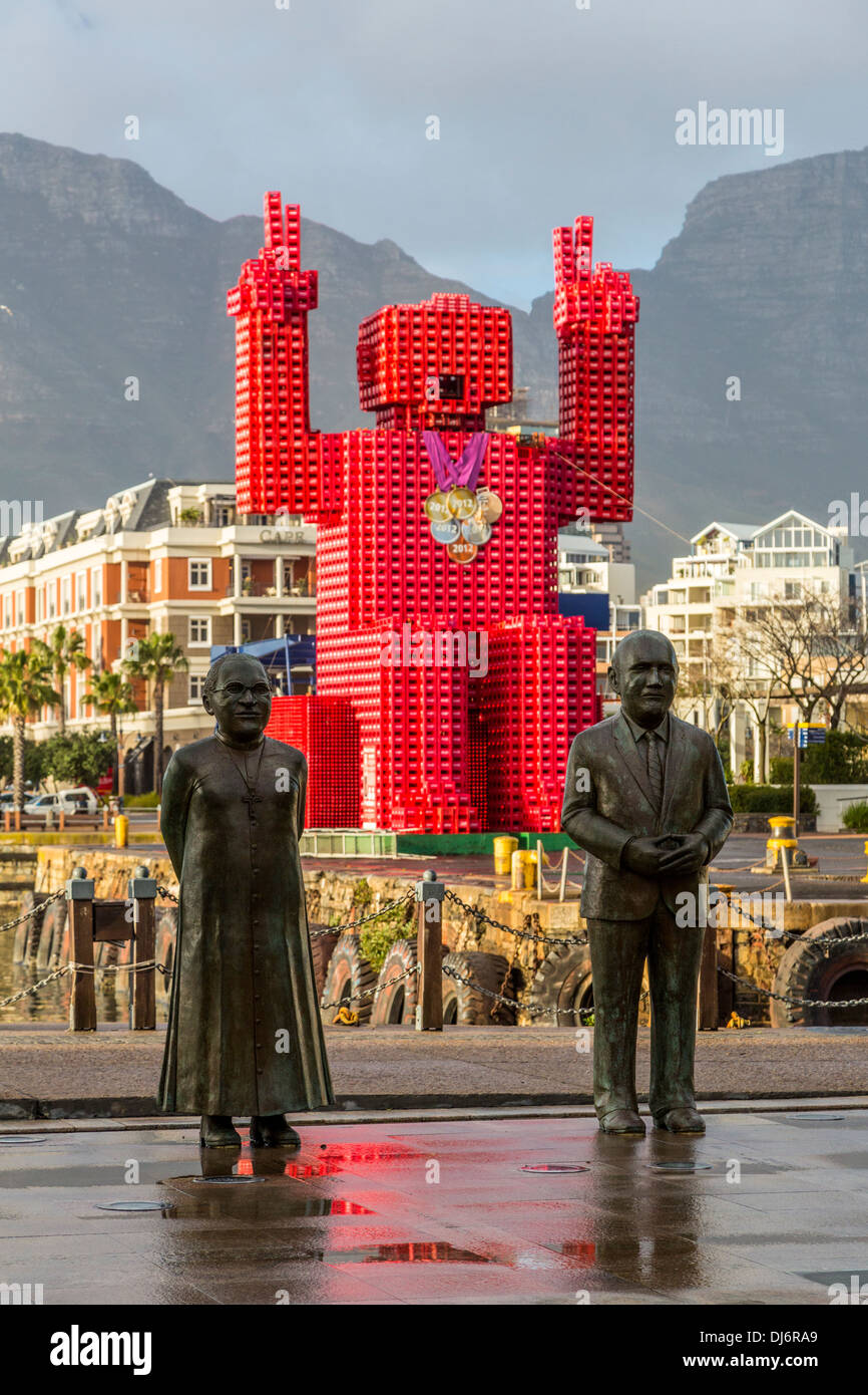 Südafrika, Cape Town. Nobel Square Statuen von Desmond Tutu und FW de Klerk. Stockfoto