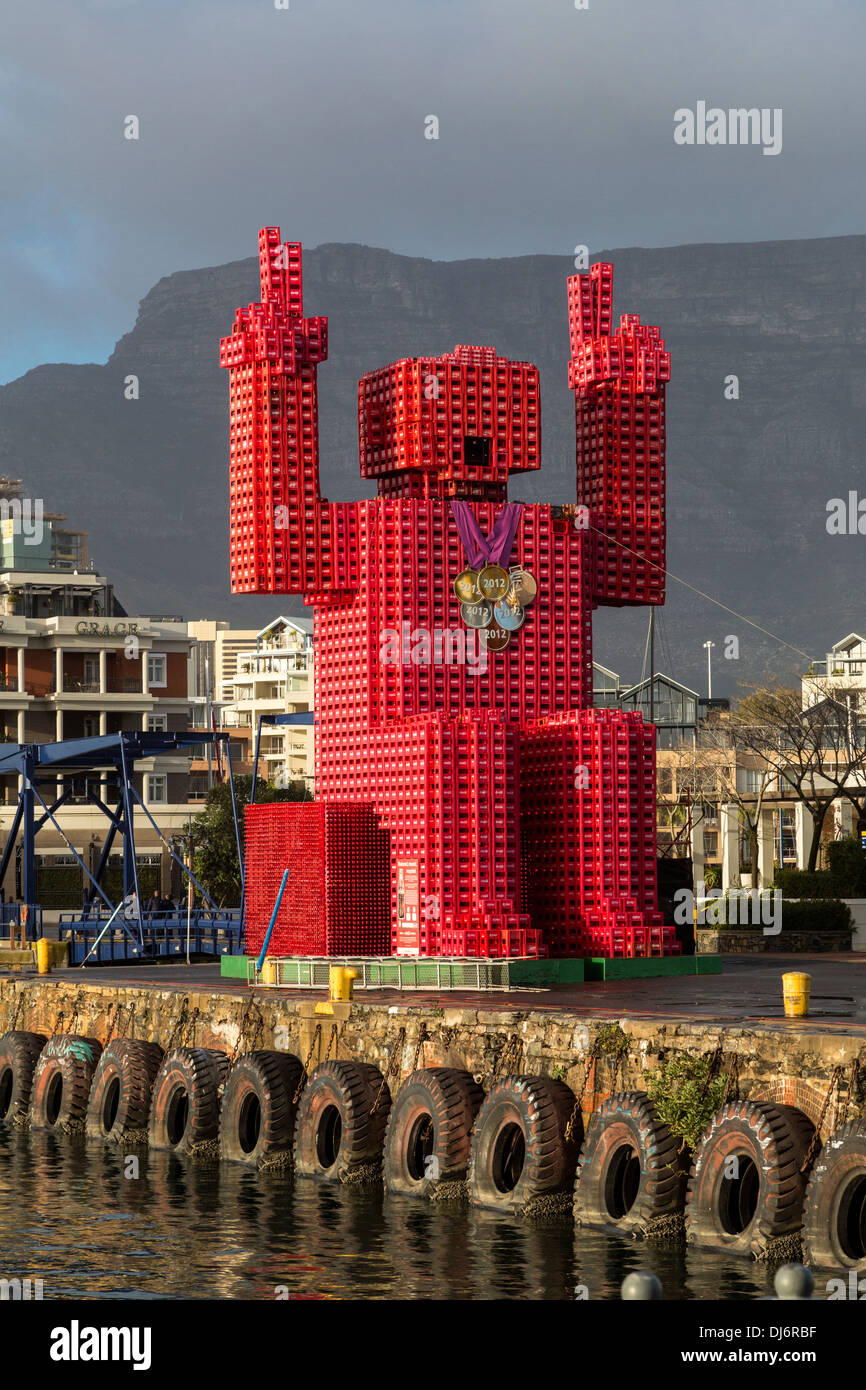 Südafrika, Cape Town. "Lego Mann"-Skulptur aus 4200 Coca Cola Kunststoffkisten. Stockfoto