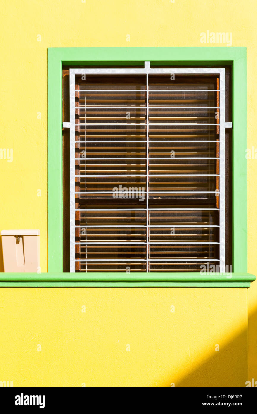Südafrika, Cape Town, Bo-Kaap. Fenster und Mail-Box mit Schloss. Stockfoto