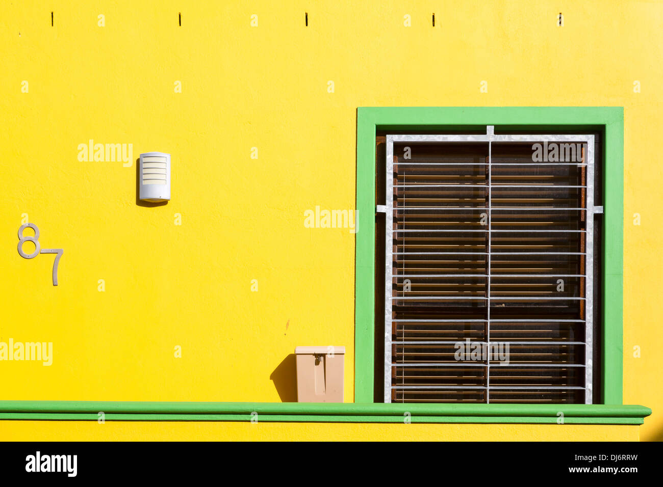 Südafrika, Cape Town, Bo-Kaap. Fenster und Mail-Box mit Schloss. Stockfoto