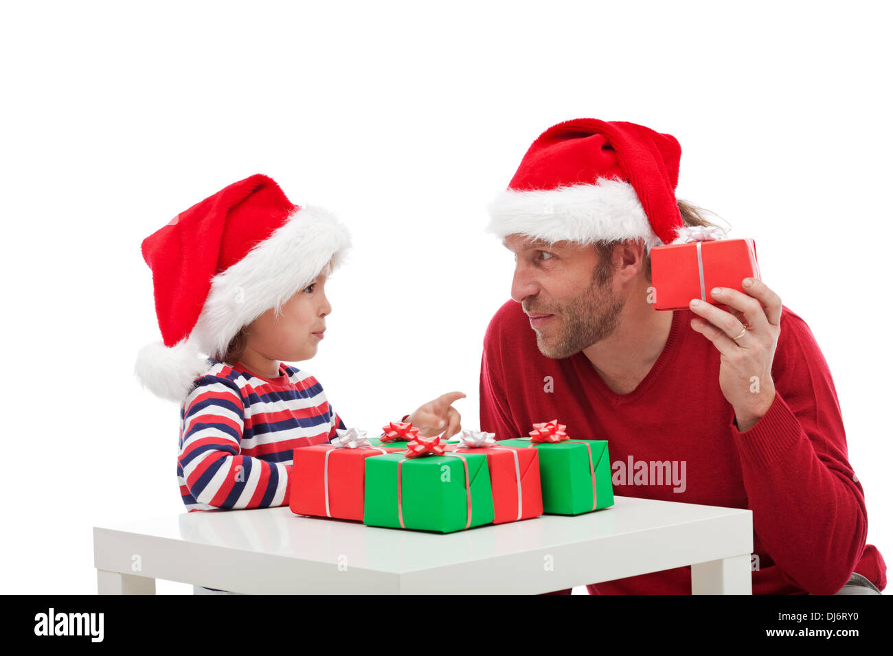 Vater und Sohn halten Geschenk-Boxen mit Weihnachtsmütze in hatten - isoliert Stockfoto