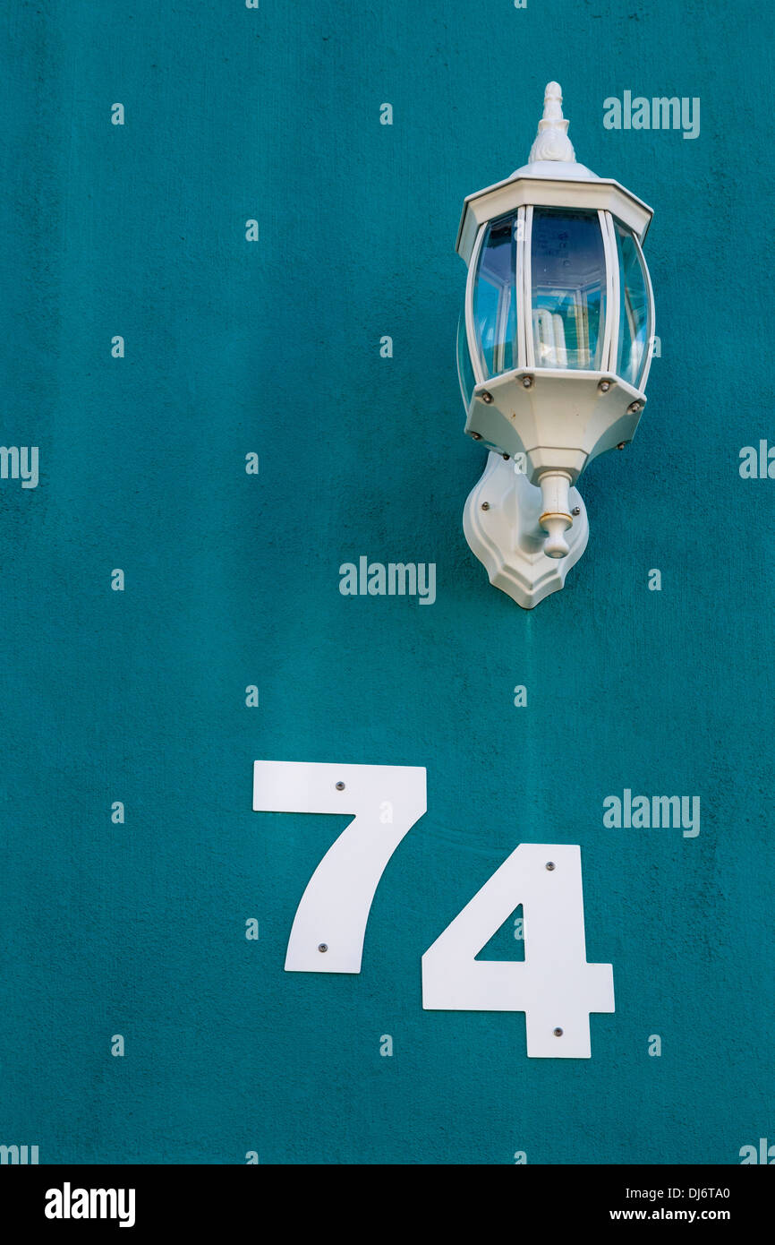 Südafrika, Cape Town, Bo-Kaap. Private Haus Adressnummer und Lampe. Stockfoto