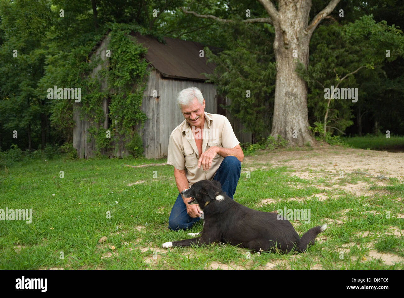 Mann kniet vor Haus er lebte ursprünglich in als junge in Hart-Grafschaft, Kentucky Stockfoto