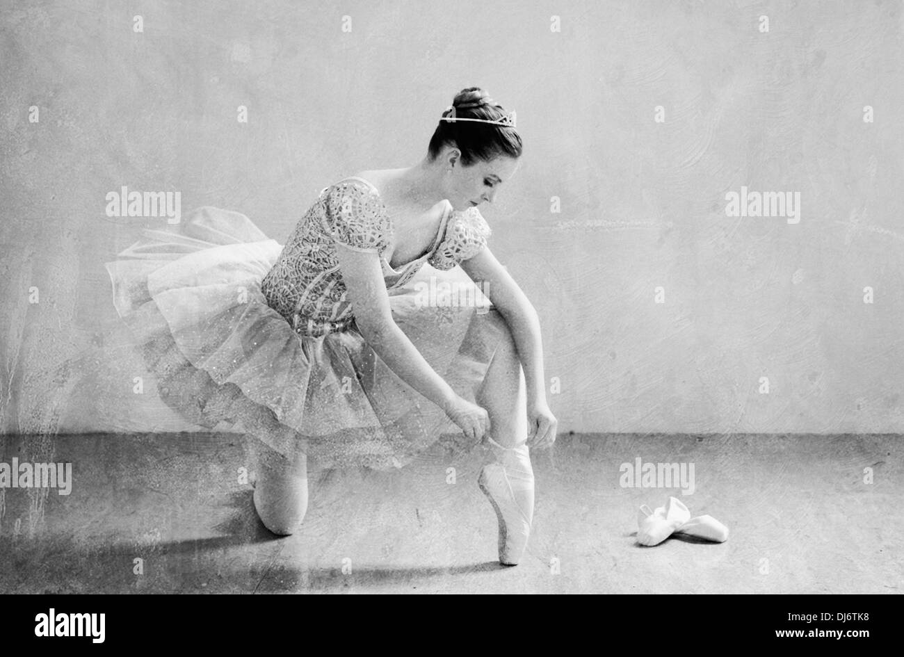 Ballerina Tying Ballet Slippers Fotos Und Bildmaterial In Hoher Auflösung Alamy 