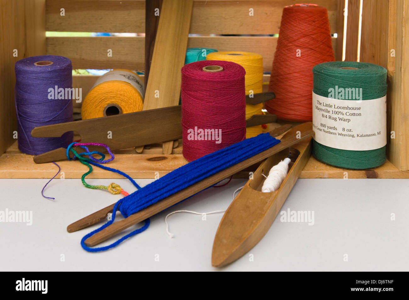 Garn und Shuttles auf dem Display durch die wenig Loomhouse in Louisville, Kentucky Stockfoto