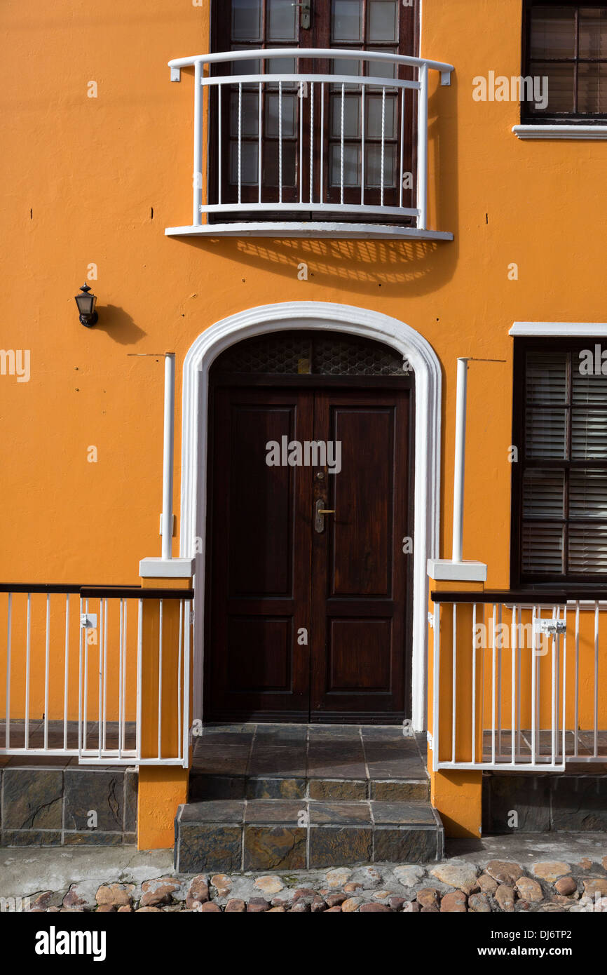 Südafrika, Cape Town, Bo-Kaap. Private Haus Tür, Fenster, Balkon. Stockfoto
