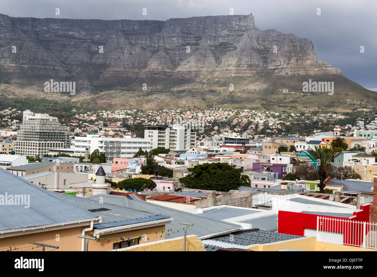 Südafrika, Cape Town. Blick auf Kapstadt und den Tafelberg aus der oberen Region des Bo-Kaap. Stockfoto
