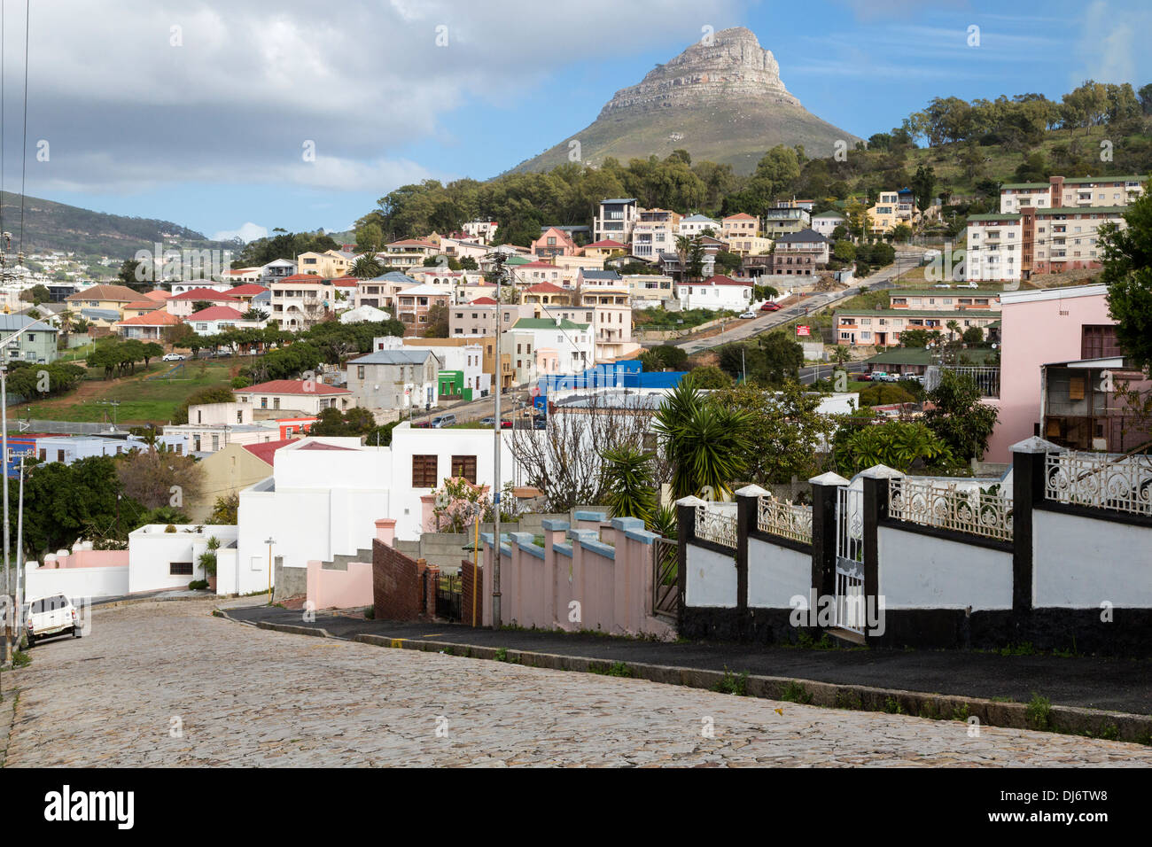 Südafrika, Cape Town. Häuser in den höheren Lagen des Bo-Kaap. Löwenkopf in der Ferne. Stockfoto