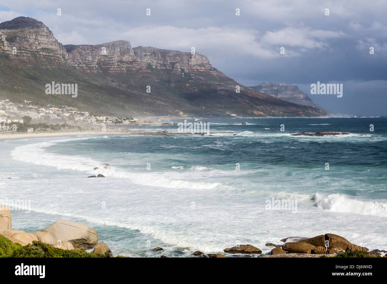 Südafrika, Camps Bay im Winter. Starke Winde, nur wenige Menschen. Stockfoto
