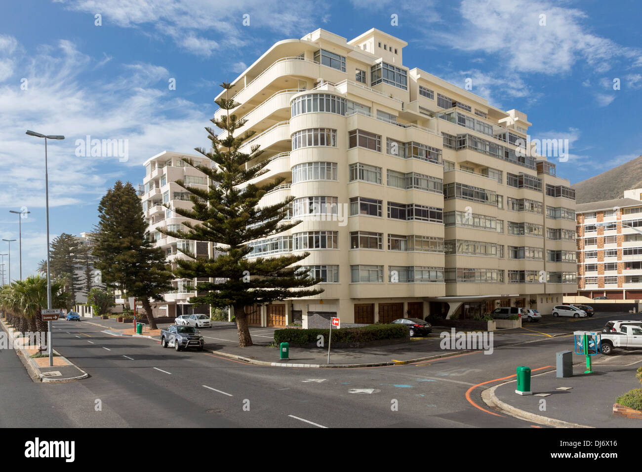 Südafrika, Cape Town, Sea Point. Mehrfamilienhäuser. Stockfoto