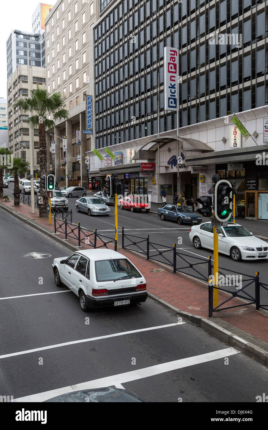 Südafrika, Cape Town. City Center Street Scene. Pick n Pay Retail Store, Verkauf von Lebensmitteln, Kleidung und allgemeine Handelswaren. Stockfoto
