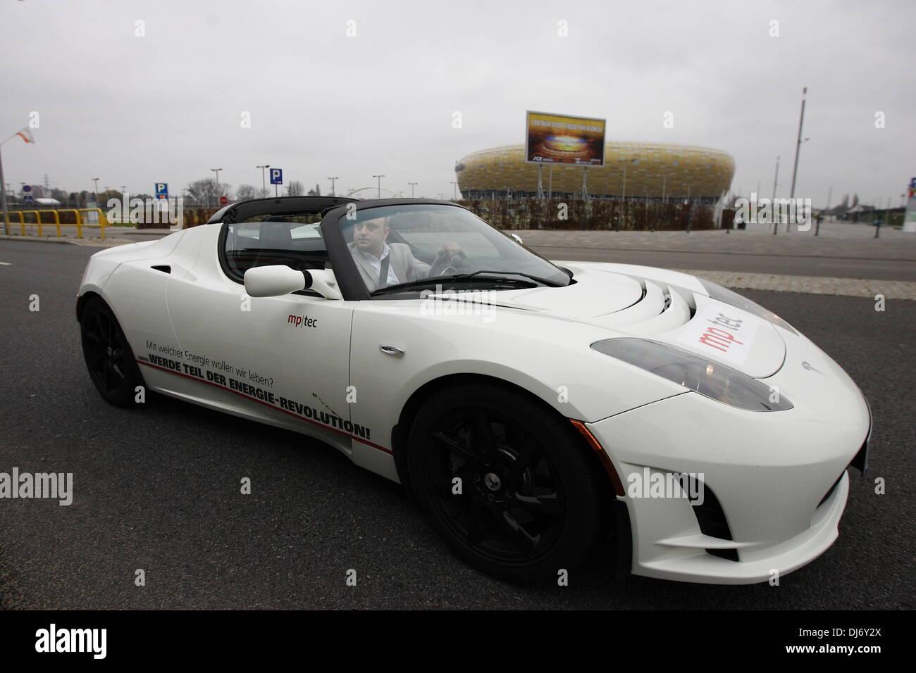 Danzig, Polen 23. November 2013 Re: Stadt-recycling und ökologische Messe. Tesla Elektro-Sportwagen Präsentation. Der Tesla Roadster ist eine Batterie Elektrofahrzeug Sportwagen produziert durch englische Tesla Motors Company. Bildnachweis: Michal Fludra/Alamy Live-Nachrichten Stockfoto
