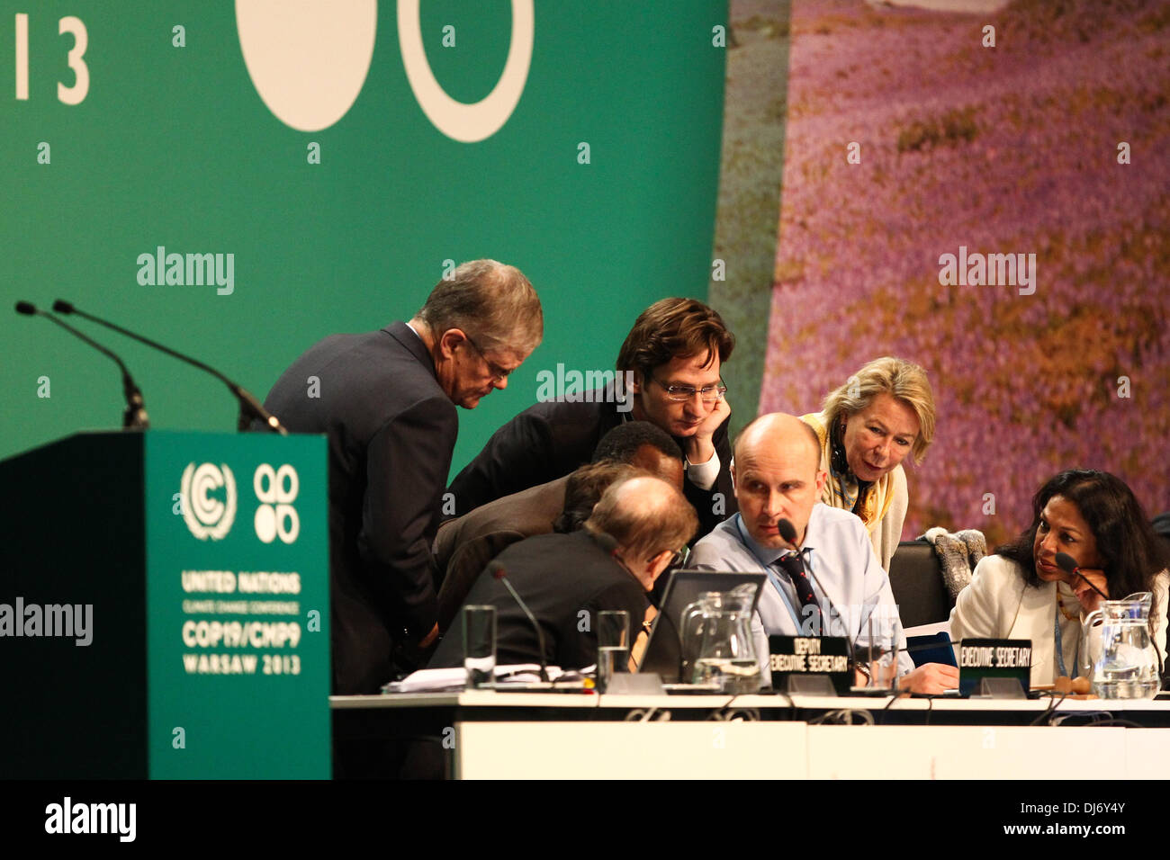 (131123)--Warschau, 23. November 2013 (Xinhua)--Marcin Korolec (C), Präsident der COP19/CMP9 nimmt an einer Sitzung während 2013 UN-Klimakonferenz in Warschau, Polen, am 23. November 2013. Die zwei Wochen langen UN-Klimaverhandlungen haben mehr als 12 Stunden durch Deadlocks zwischen Industrieländern und Entwicklungsländern auf Finanzierung des Klimaschutzes, Verlust und Beschädigung Mechanismus und Fahrplan für die Emission schneiden Zusagen macht verzögert. (Xinhua/Zhang Fan) Bildnachweis: Xinhua/Alamy Live-Nachrichten Stockfoto