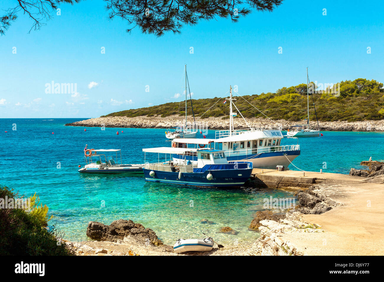 Taxi-Boote im kleinen Hafen auf der Insel Proizd, Kroatien Stockfoto