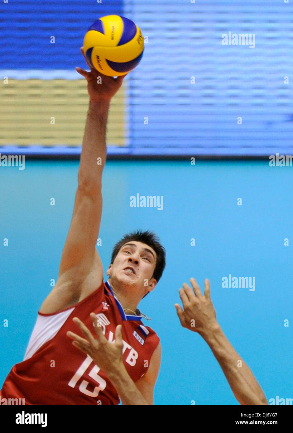 Tokio, Japan. 23. November 2013. Dmitriy Ilinykh Russlands spikes den Ball während der FIVB World Grand Champions Cup 2013 gegen Brasilien am Tokyo Metlopolitan Gymnasium in Tokio, Japan, 23. November 2013. Russland gewann 3-2. Bildnachweis: Stringer/Xinhua/Alamy Live-Nachrichten Stockfoto