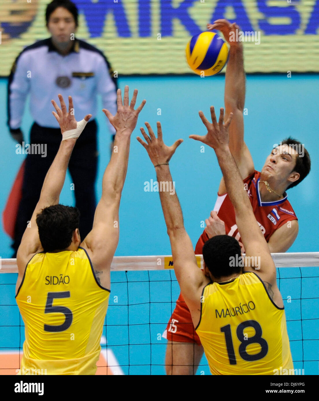 Tokio, Japan. 23. November 2013. Dmitriy Ilinykh (hinten) Russlands spikes den Ball während der FIVB World Grand Champions Cup 2013 gegen Brasilien am Tokyo Metlopolitan Gymnasium in Tokio, Japan, 23. November 2013. Russland gewann 3-2. Bildnachweis: Stringer/Xinhua/Alamy Live-Nachrichten Stockfoto