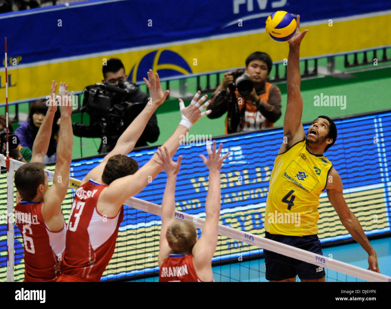 Tokio, Japan. 23. November 2013. Wallace De Souza (1., R) Brasiliens Spitzen den Ball während der FIVB World Grand Champions Cup 2013 gegen Russland am Tokyo Metlopolitan Gymnasium in Tokio, Japan, 23. November 2013. Russland gewann 3-2. Bildnachweis: Stringer/Xinhua/Alamy Live-Nachrichten Stockfoto