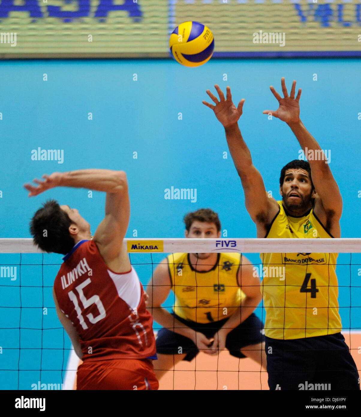 Tokio, Japan. 23. November 2013. Wallace De Souza (1., R) von Brasilien blockiert den Ball während der FIVB World Grand Champions Cup 2013 gegen Russland am Tokyo Metlopolitan Gymnasium in Tokio, Japan, 23. November 2013. Russland gewann 3-2. Bildnachweis: Stringer/Xinhua/Alamy Live-Nachrichten Stockfoto