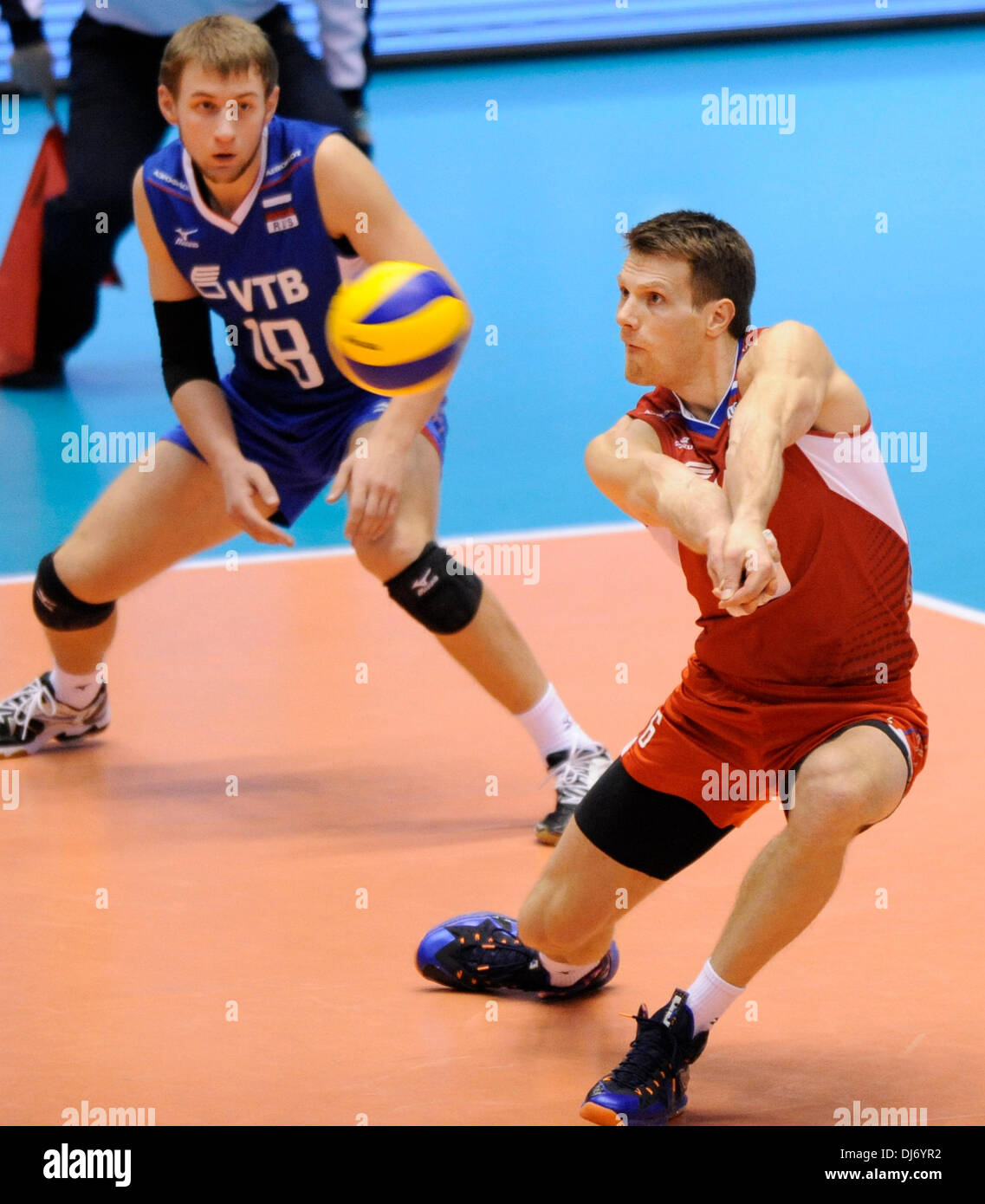Tokio, Japan. 23. November 2013. Evgeny Sivozhelez (R) von Russland erhält den Ball während der FIVB World Grand Champions Cup 2013 gegen Brasilien am Tokyo Metlopolitan Gymnasium in Tokio, Japan, 23. November 2013. Russland gewann 3-2. Bildnachweis: Stringer/Xinhua/Alamy Live-Nachrichten Stockfoto