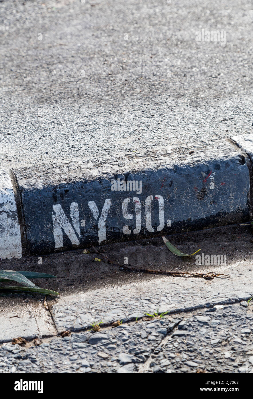 Südafrika. "NY 90' für 'Native Yard 90', ein verkümmerter Rest in 2013 aus der Apartheidsära, Benennung einer Wohngegend. Stockfoto