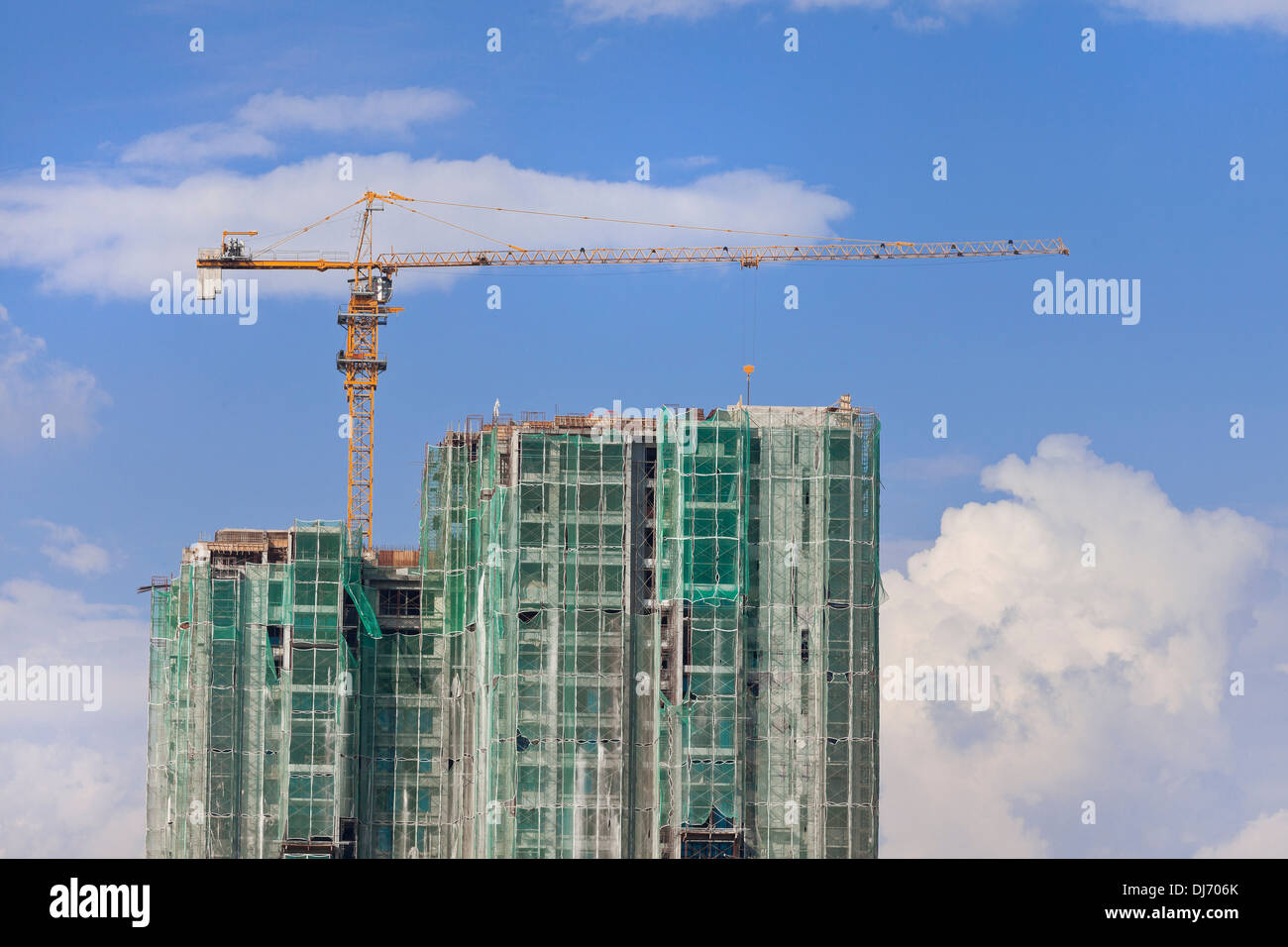 Gewerbebau Arbeit, Turmdrehkran, blauer Himmel Stockfoto