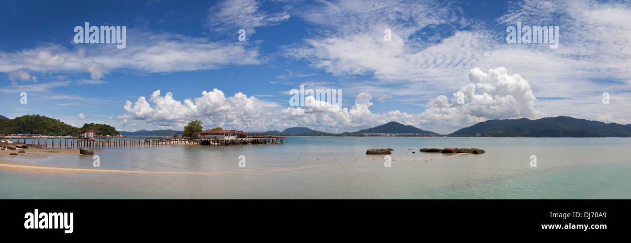 Küstenpanorama Ansicht mit Badesteg, Pulau Pangkor, Malaysia Stockfoto