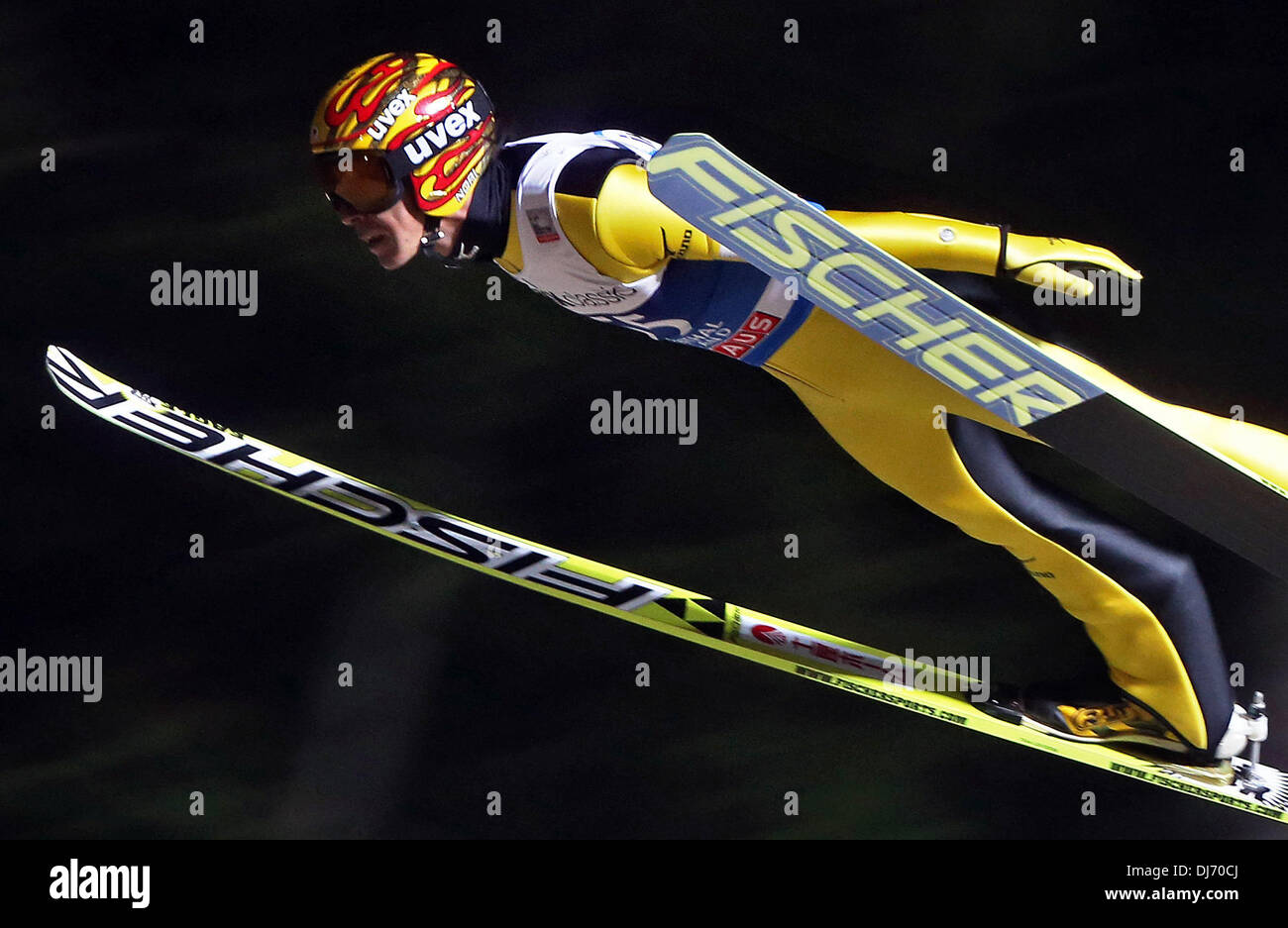 Klingethal, Deutschland. 22. November 2013. Japanischer Skispringer springt Noriaki Kasai während des Trainings für den Beginn der Weltmeisterschaft in der Vogtland-Arena in Klingethal, Deutschland, 22. November 2013. Foto: Jan Woitas/Dpa/Alamy Live News Stockfoto