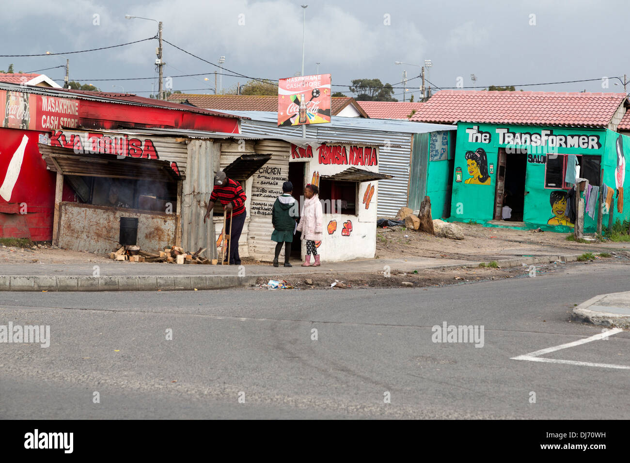 Südafrika, Cape Town, Guguletu Township. Straßenszene, Lebensmittelgeschäft, Beauty-Shop (Friseursalon). Stockfoto