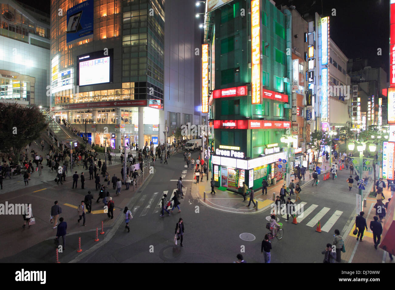 Japan, Tokio, Shinjuku, Straßenszene, Nachtleben, Menschen, Stockfoto