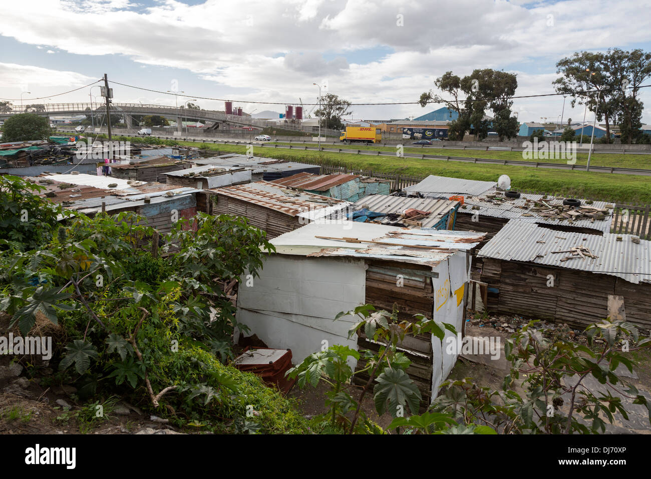 Südafrika, Cape Town. Guguletu Gemeinde neben geteilt Autobahn zum Flughafen, Satellitenschüssel auf einer Hütte auf der rechten Seite. Stockfoto
